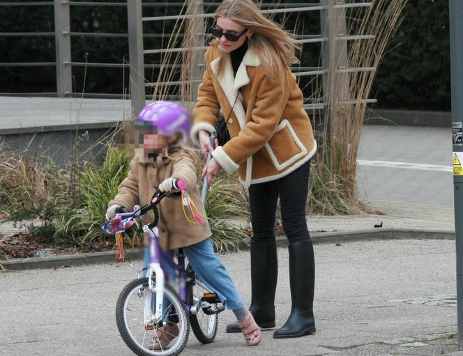 Kasia Tusk uczy córeczkę jeździć na dwukołowym rowerku