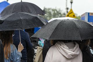 Pogoda na weekend. IMGW ostrzega przed deszczem, wichurami i przymrozkami. Za to w niedzielę...