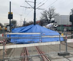 Ogromny namiot na torowisku w centrum Torunia. Chroni przed niepogodą