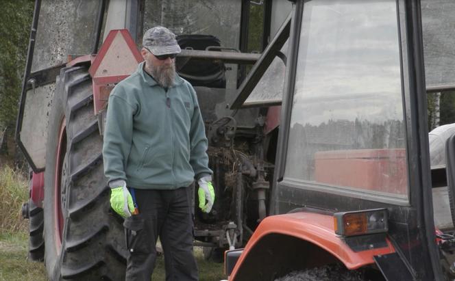 Rolnicy. Podlasie. Andrzej wyciąga traktor z błota