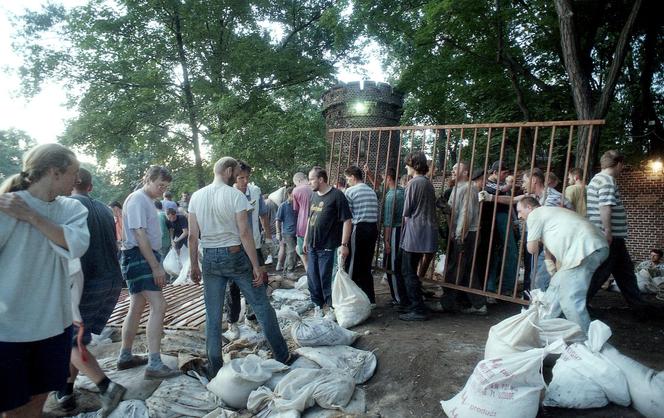 Powódź tysiąclecia we Wrocławiu. Zobacz, jak ratowano zoo przed wielką wodą 