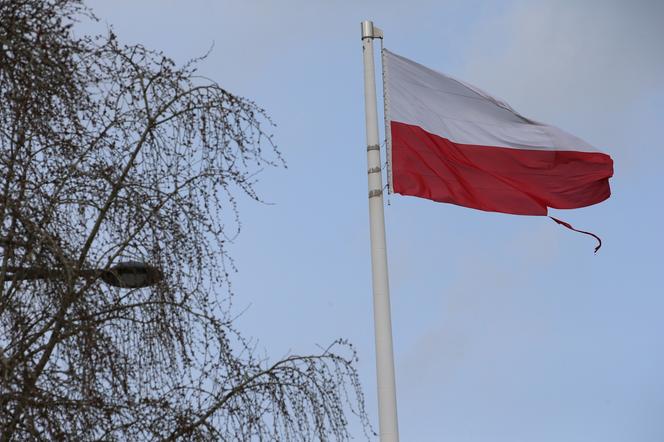 Skandal. Flaga w strzępach wisi na warszawskim rondzie