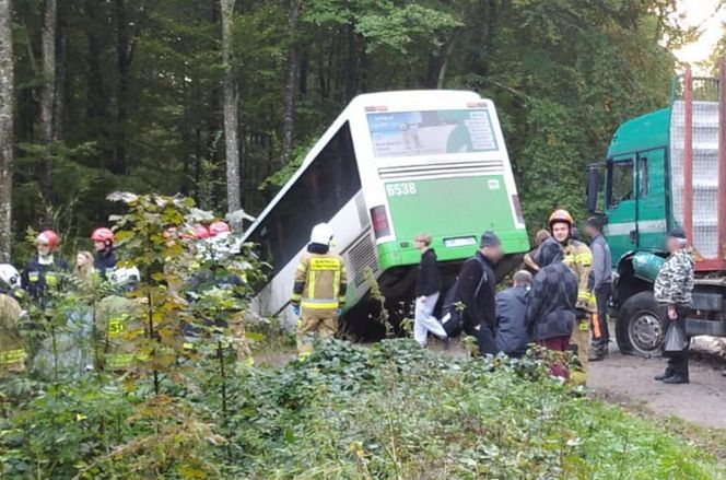 Wypadek w powiecie puckim. Autobusem jechali uczniowie