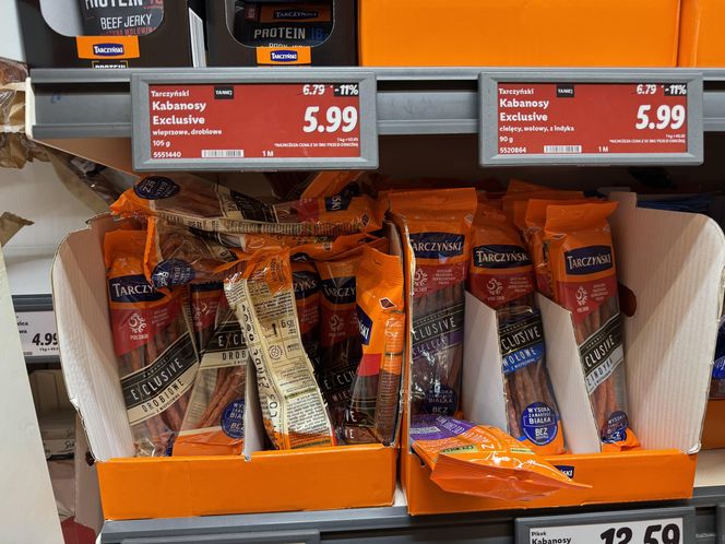 Takie same kabanosy w Polsce kosztują w regularnej cenie 6,79 zł. W promocji - 5,99 zł.