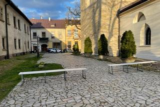 Plac Kolegiacki do remontu