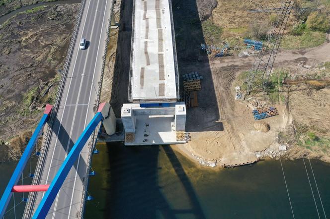 Niebieskie przęsło łukowe mostu nad Dziwną jest już gotowe