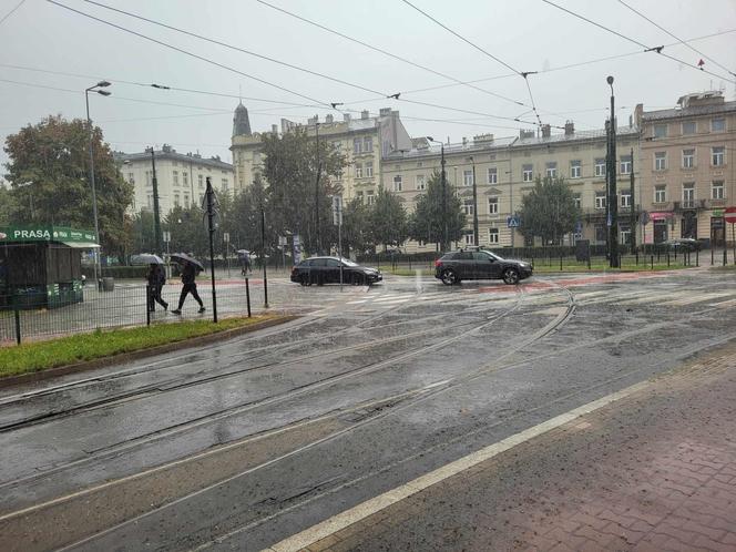 Niż genueński nad Polską. Kraków skąpany w deszczu