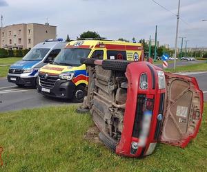 Zderzenie dwóch osobówek w Tychach. Fiat wylądował na boku, kierowca w szpitalu GALERIA