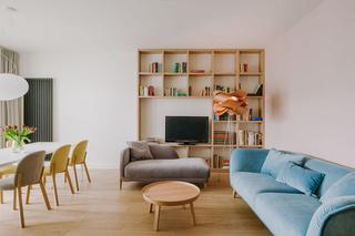 80-metrowe mieszkanie w Warszawie. Wyjątkowy charakter wnętrz podkreślają mocne kolory