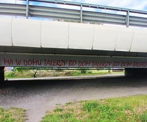 Kultowy napis Karola nie ma w domu talerzy... powrócił w nowej odsłonie