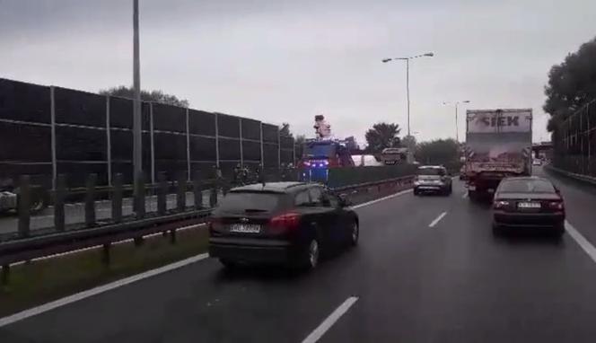 Groźny wypadek na A4 w Krakowie: Przewróciła się cysterna z cementem [ZDJĘCIA]