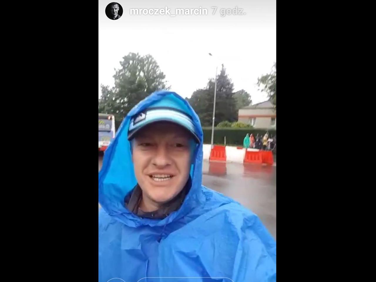 Marcin Mroczek na pilgrzymce do Częstochowy. Ale pada deszcz