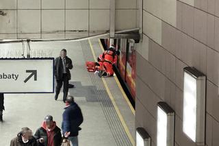 Tragedia na stacji Politechnika. Dramatyczna akcja służb na oczach pasażerów