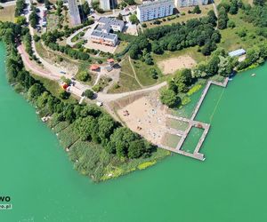 Ogromny pomost i piaszczysta plaża. To miejsce na Mazurach przyciąga tłumy turystów