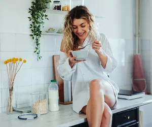 Chcesz poczuć się lepiej - postaw na wcześniejszą kolację. Od tego zależy twój nastrój