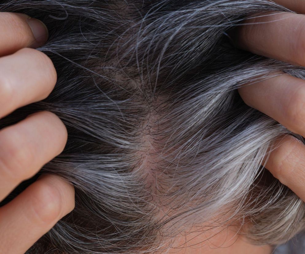 Najlepszy domowy sposób na siwe włosy. Znały go już nasze babcie