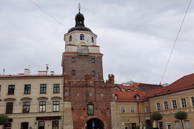 Brama Krakowska bez zegarów. Trafiły do naprawy