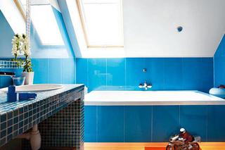 Aranżacja łazienki na poddaszu - najważniejsze zasady projektowania przestrzeni pod skosami