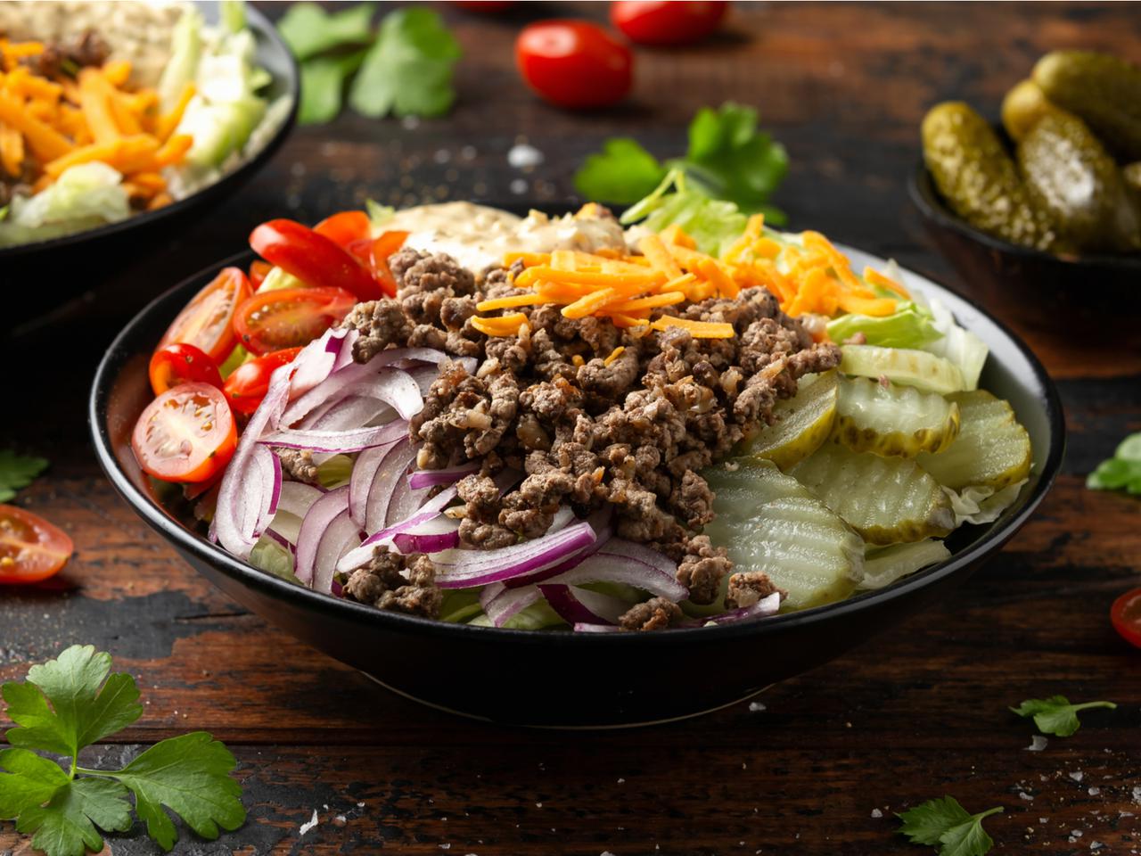 Big Mac sałatka - przepis na cheesburgerową sałatkę (keto, LCHF, bez glutenu) 