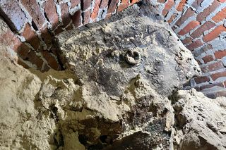 Pierwsze odkrycia w tajemniczej krypcie w Kazimierzu Biskupim