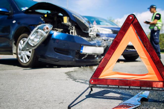 Wypadek w Trzetrzewinie. Samochód osobowy zderzył się z busem. DK 28 ZABLOKOWANA