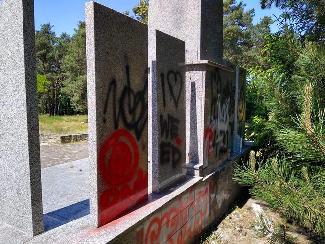Zdewastowane pomniki na cmentarzu żołnierzy radzieckich w Rawiczu