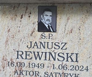 Janusz Rewiński, grób 2024r.