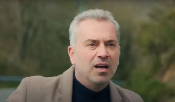 Ege uratuje Zeynep, choć porywacz pchnie ją nożem.
