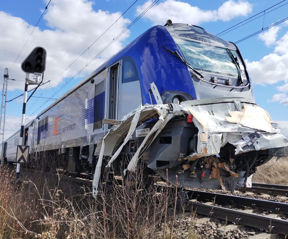 Tragedia na torach! Bus wjechał pod pociąg koło Świecia. Kierowca nie żyje