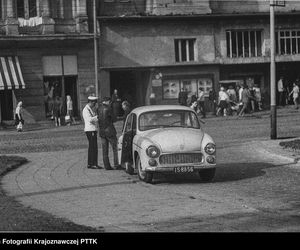 QUIZ PRL. Polska Ludowa na kołach i szynach: sprawdzian Twojej motoryzacyjnej pamięci! 