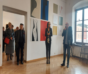 Zamojski plastyk pokazał prace dyplomowe swoich absolwentów