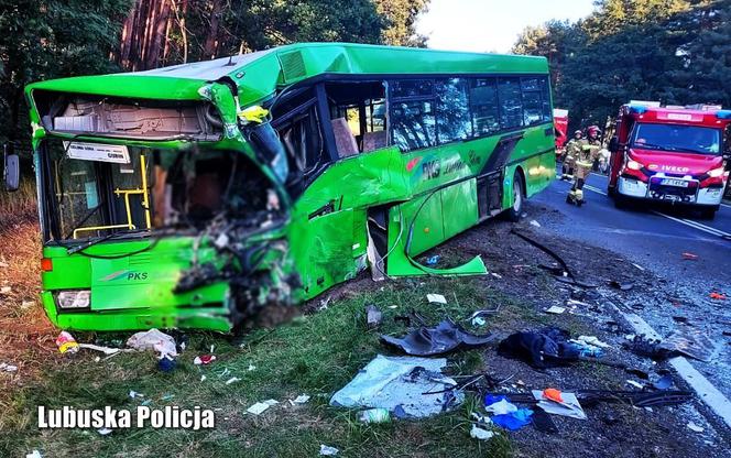 Prawdopodobnie to kierowca busa zjechał na przeciwległy pas i uderzył autobus