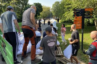 Sytuacja powodziowa we Wrocławiu: Mieszkańcy razem ratują wrocławskie zoo. Nie chodzi tylko o zwierzęta