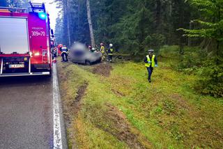 Żednia. Tragiczny wypadek. Auto uderzyło w drzewo. Kierowca nie żyje