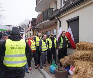 Protest rolników w Białymstoku. Siano i obornik przed biurem marszałka Hołowni