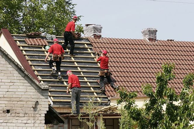 Sprawdź, co musisz wiedzieć zanim wymienisz stare pokrycie dachowe na nową dachówkę