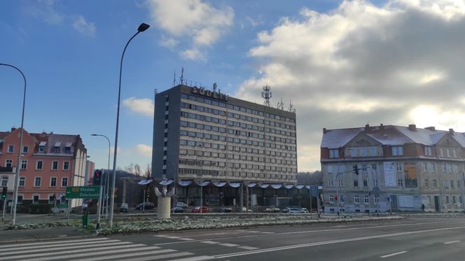 Kiedyś przyjeżdżali tu znani ludzie z całej Polski. Dziś, ogromny hotel z PRL-u stoi opuszczony w Wałbrzychu 