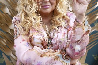 Różowiutka Magda Gessler wdzięczy się jak mała dziewczynka. I włoski jakby jaśniejsze...