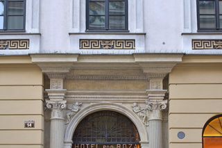 To jedna z najsłynniejszych kamienic w Krakowie. Znajduje się w niej hotel, w którym mieszkał car