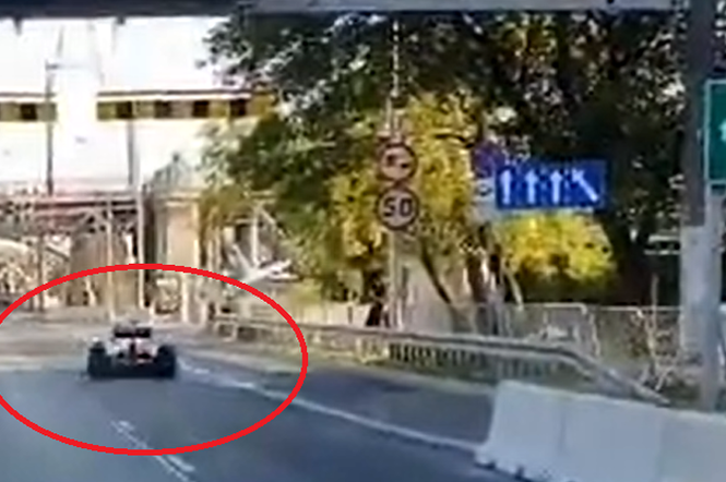 Robert Kubica jeździ bolidem F1 po ulicach Warszawy