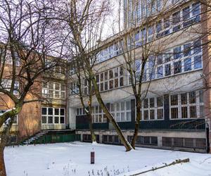 Dawne budynki szkolne przy ul. Emilii Plater 29–31, dziś siedziba teatru Komuna Warszawa