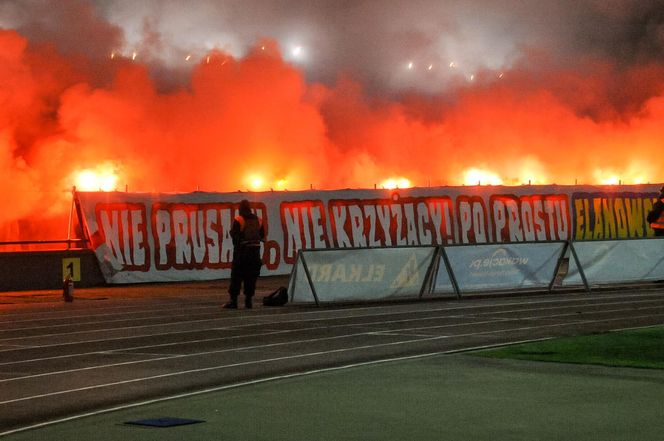 Elana Toruń - Zawisza Bydgoszcz 1:1, zdjęcia kibiców, opraw i piłkarzy ze Stadionu Miejskiego im. Grzegorza Duneckiego