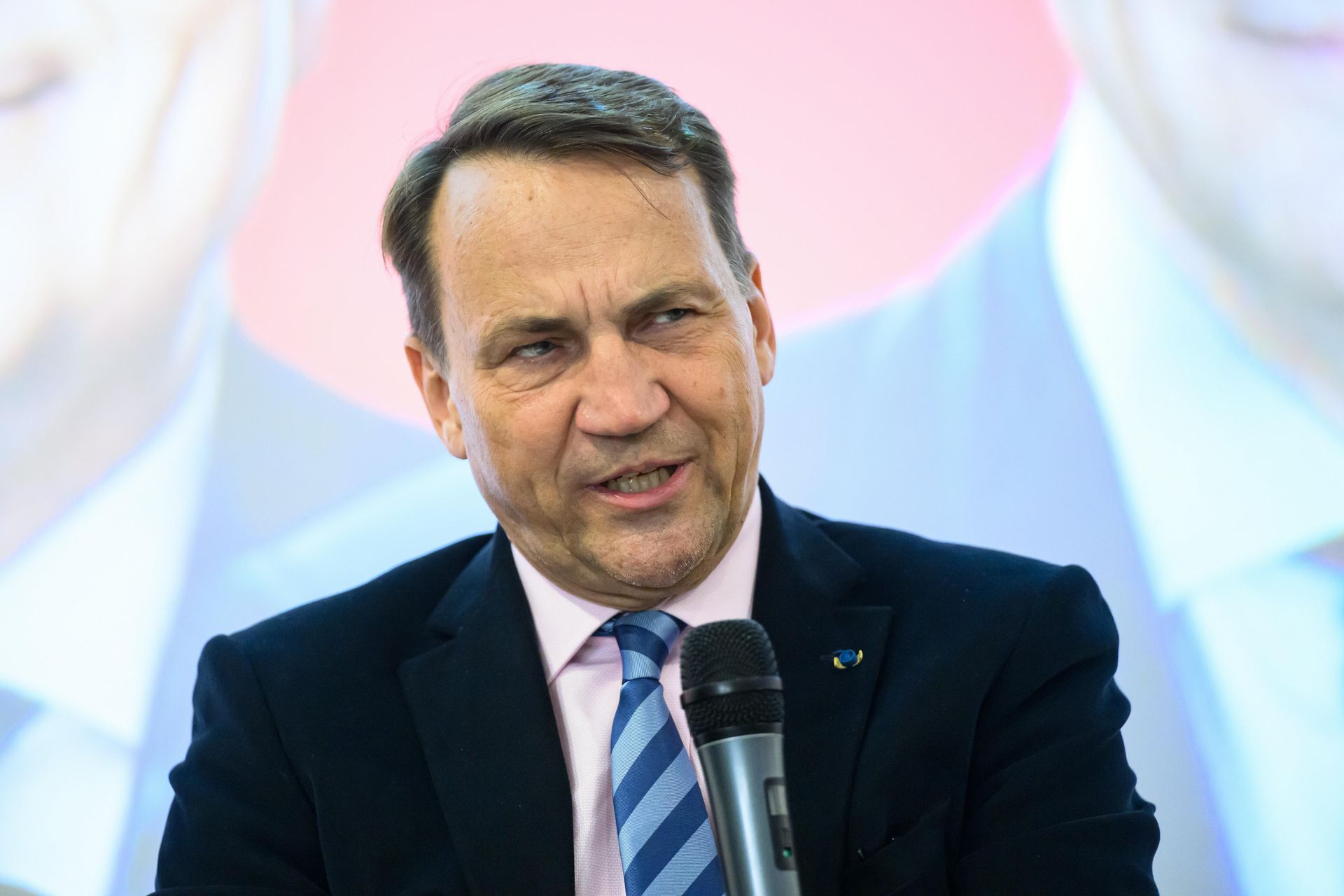 Sikorski publikuje film o ochronie granic. Przypadek? To ostatni dzień przed ciszą w…