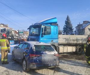 Wola Rzędzińska. Zderzenie ciężarówki z osobowym audi