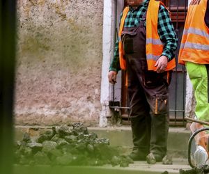 Tak wyglądają roboty drogowe w Ostródzie. Telefon zamiast łopaty. Ekipa rodem z memów