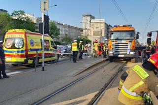 Poważny wypadek w centrum Warszawy! Piesza wpadła pod tramwaj