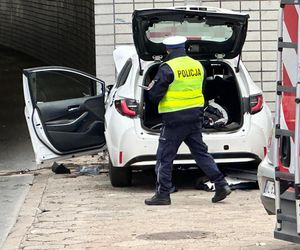 Śmiertelny wypadek w centrum Warszawy. Kierowca wjechał w ścianę tunelu