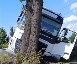 Tragiczny wypadek w Bielanach. Nie żyje kierowca osobówki