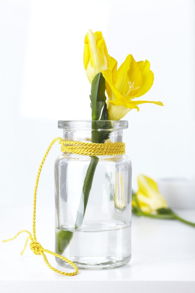 Dodatki w stylu marynistycznym DIY: szklany wazon w oplocie