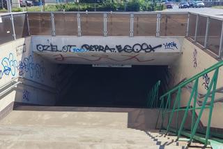 Strach tamtędy przechodzić! Mieszkańcy błagają o remont tunelu. „Utrzymujemy przejście w optymalnym stanie”